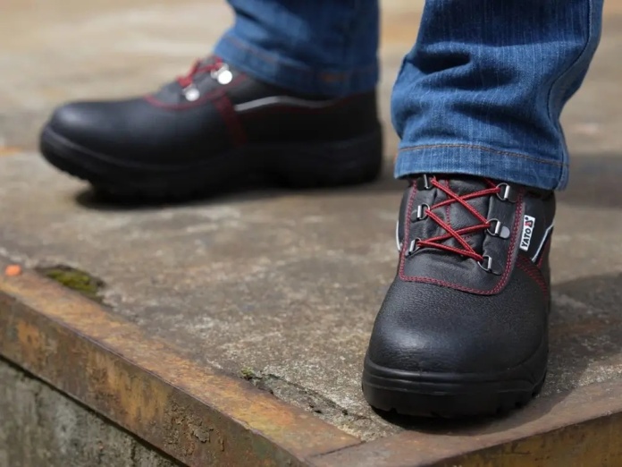 Obuwie rozmiar 45 idealne do warsztatu, budowy i przemysłu.